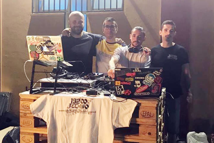 El segundo 'Viernes a la luna' volvió a llenar la piscina de verano de Azuqueca