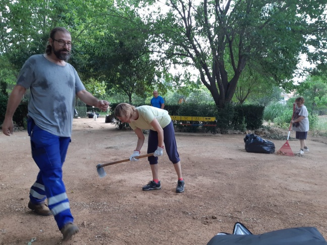 Los concejales de Villanueva de la Torre se ponen manos a la obra y comienzan a limpiar el municipio