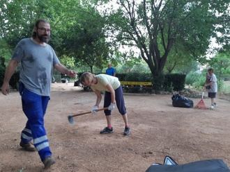 Los concejales de Villanueva de la Torre se ponen manos a la obra y comienzan a limpiar el municipio