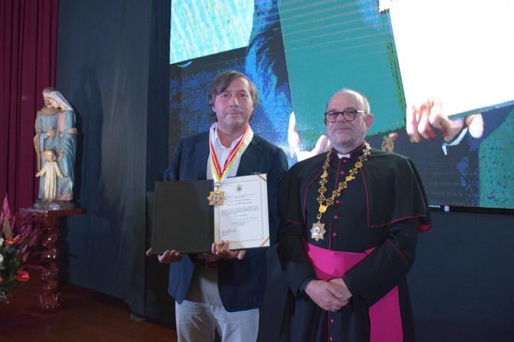 José Luis Alguacil y Juan Munguira reciben del obispo del Callao la Gran Cruz de la Solidaridad de Perú