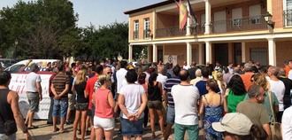 Unas 300 personas se concentran en Villanueva de la Torre en contra de la apertura del centro de menores