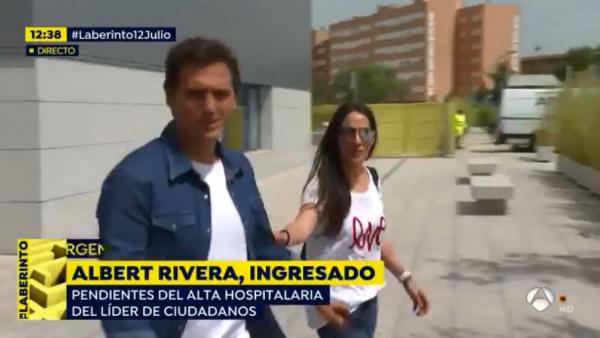 Albert Rivera sale del hospital acompañado de Malú