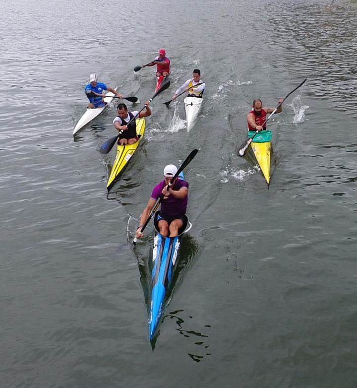 Imagen del grupo de cabeza en cerrada lucha, con Ernesto Goribar Echevarría en primer término. Foto: Toño Ruiz Garmendia / Aerosportfoto