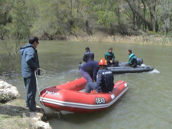 Los GEOs rescatadn el cuerpo de un hombre ahogado en el río Henares