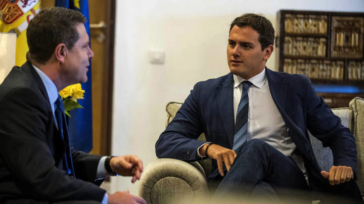 Page aprueba en tan solo 5 minutos suprimir la limitación de sus mandatos en Castlla La Mancha y todos juntos se suben 'el jornalillo' recuperando el sueldo de los diputados regionales