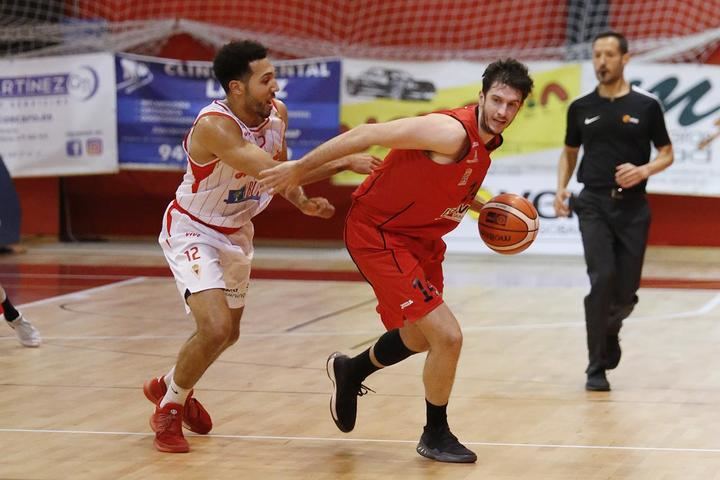 Charly García renueva por octava temporada con el Isover Basket Azuqueca para ser su capitán