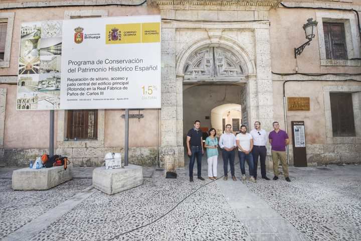 Francisco Tierraseca visita las obras que se llevan a cabo en la Real Fábrica de Paños de Carlos III de Brihuega