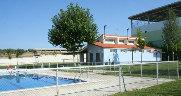El PP de Villanueva de la Torre denuncia quela piscina municipal funciona “sin tener un contrato en regla”