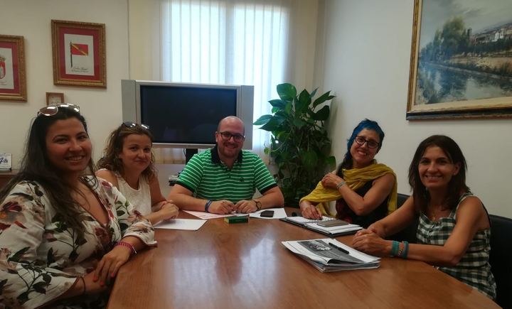 El Ayuntamiento de Yunquera se reúne con Unicef para interesarse por el sello ‘Ciudad Amiga de la Infancia’