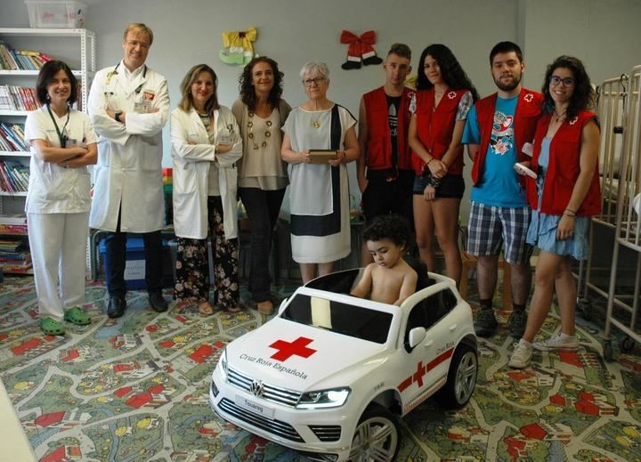 Cruz Roja dona al Hospital de Guadalajara un cochecito eléctrico para que los niños vayan al quirófano o a sus pruebas médicas