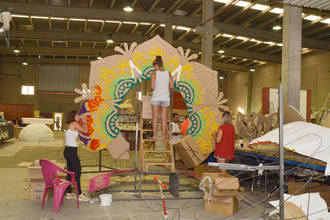 El recorrido del Desfile de Carrozas de Azuqueca volverá a tener vallas y más gradas