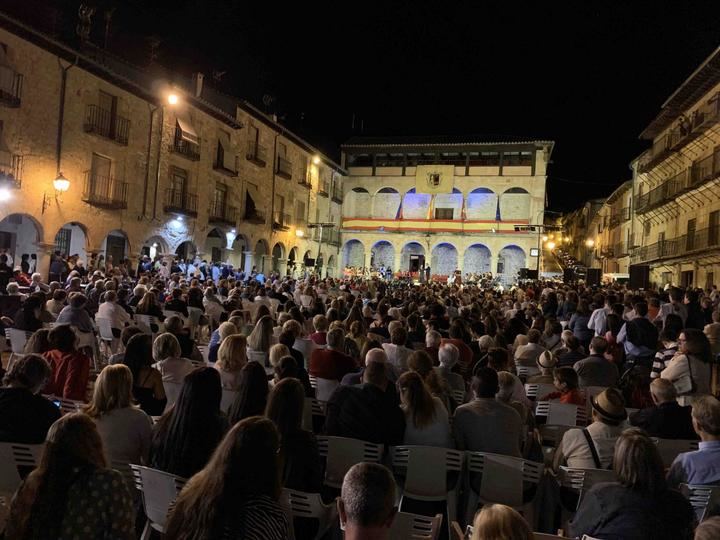 Magdalena Valerio, ministra de Trabajo en funciones, pregonó anoche las Fiestas de San Roque de Sigüenza