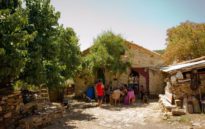 Cinco personas agreden a activistas de Fraguas 'armados con barras de metal y palos'