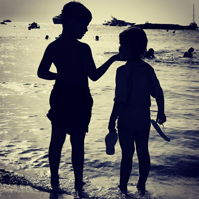 ¡HOLA! El cariñoso mensaje de Alejandro Sanz a Raquel Perera en esta foto de sus hijos