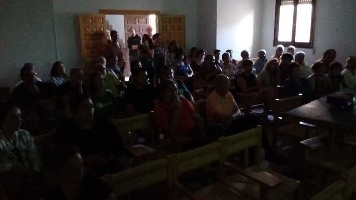Medio centenar de vecinos acuden a la reunón informativa sobre Macrogranjas en Tordesillos 