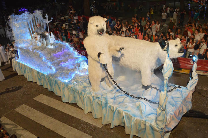 Imagen de la carroza 'El ejército de hielo', de la Peña Pública Chupichusky's, primera clasificada del desfile del año pasado. Fotografía: Álvaro Díaz Villamil / Ayuntamiento de Azuqueca