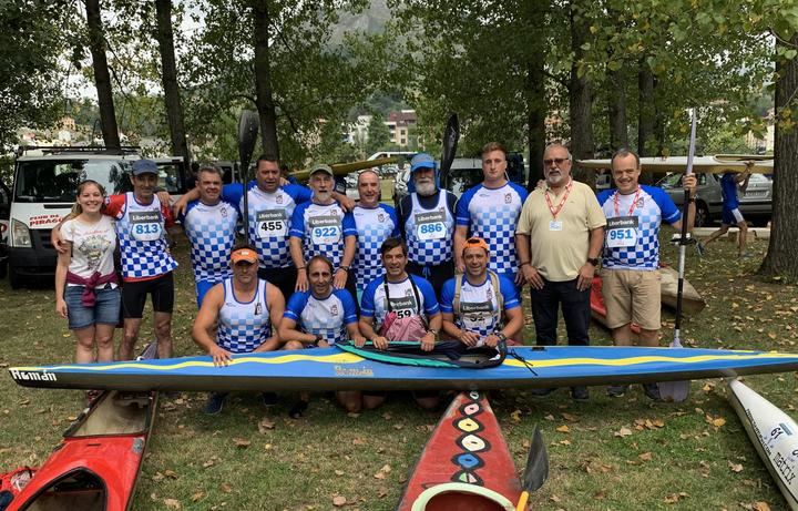 Pie de foto: Foto de familia de todos los palistas del Club Piragüismo Limpias antes de tomar la salida en esta 83º edición del Descenso Internacional del Sella. Foto: Toño RUIZ-GARMENDIA / SPORT FOTO