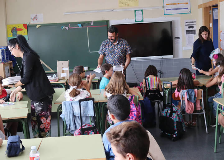 La concejala de Educación Global, el alcalde y la directora del CEIP La Paloma entregan las agendas a los alumnos de una de las clases de 4º. Fotografía: Ayuntamiento de Azuqueca de Henares