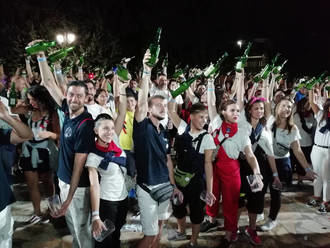 Azuqueca de Henares intentará superar este viernes el récord de escanciado simultáneo de sidra fuera de Asturias