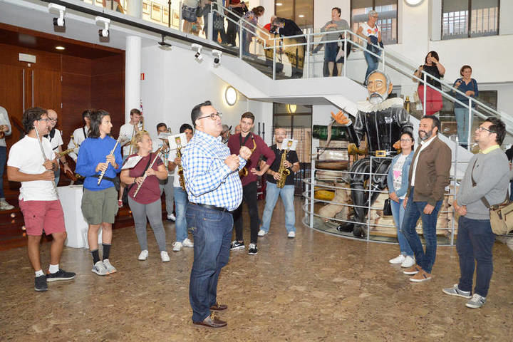 Un momento de la inauguración de la exposición. Fotografía: Álvaro Díaz Villamil/ Ayuntamiento de Azuqueca de Henares