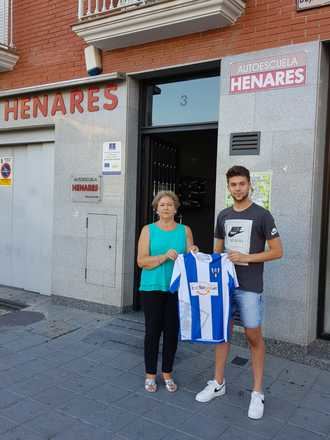 Alex García firma por el Hogar Alcarreño