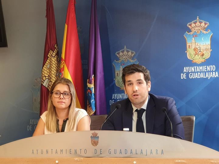 El Ayuntamiento quitará 172.000 euros de ayudas sociales y fomento del empleo para aumentar el gasto en fiestas y arreglar el bar del Zoo, dice el PP