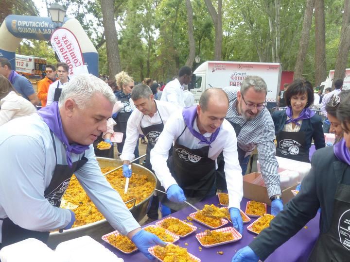 Se agotaron las 5.000 raciones de la Paella Solidaria previstas por la Diputación de Guadalajara