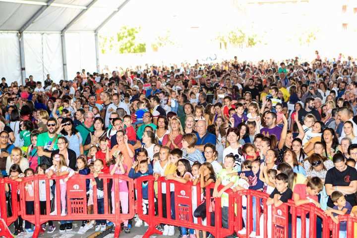 Lleno en la carpa del Recinto Ferial para ver el pregón infantil de Azuqueca