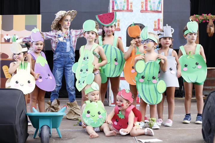 La Huerta del tío Pepe, los abuelitos de UP, el Carrusel La Bubilla y una preciosa flor con su abejita, vencedores del Concurso de Disfraces infantil de Trillo