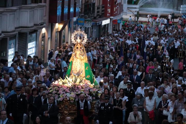 Miles de personas llenan las calles de Guadalajara con su patrona y Alcaldesa Perpetua la Virgen de la Antigua durante la procesión de su imagen