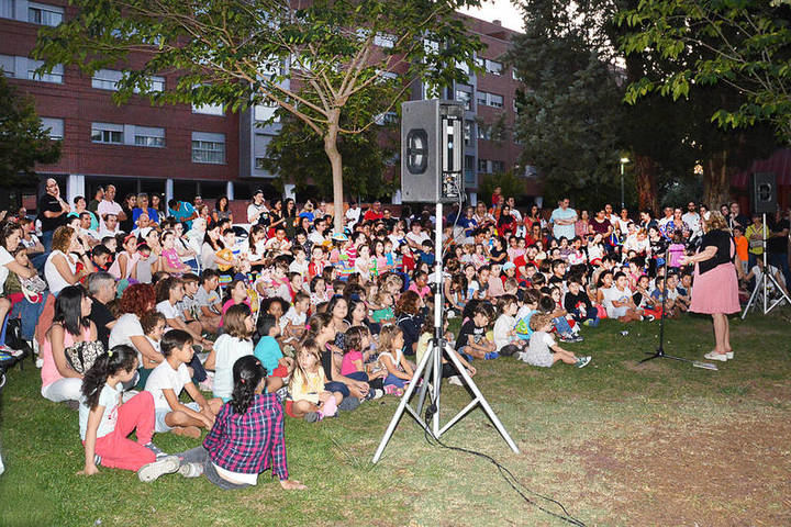 Vista del parque de La Constitución durante la sesión 'Cuentos a la luz de la luna'
