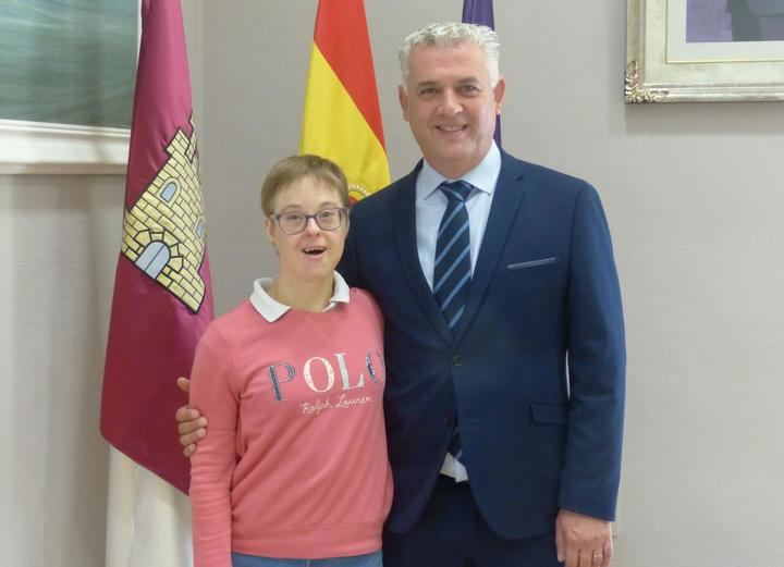 José Luis Vega felicita y desea nuevos triunfos deportivos a Marta Martínez, antes de su participación en los INAS Global Games