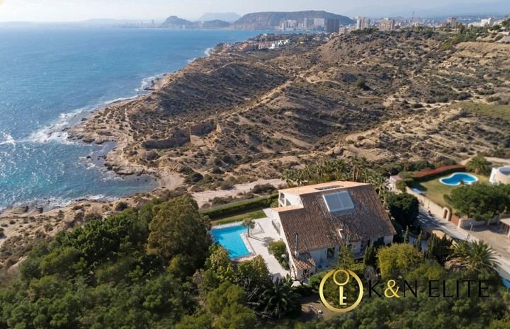 Exclusiva villa en venta con impresionantes vistas al mar en Alicante