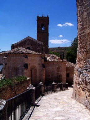 Iglesia de Brihuega desde una de sus calles.