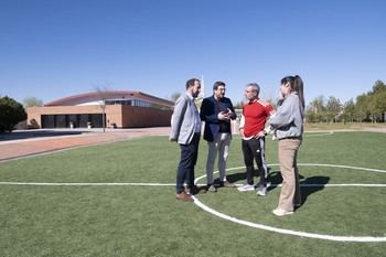 El Ayuntamiento mejora patios escolares con césped artificial en Azuqueca