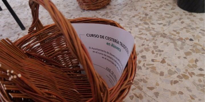 Curso de cestería tradicional atrae a 20 vecinos en Alovera