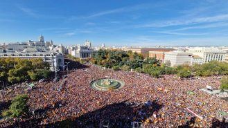 Cientos de miles de personas abarrotan Cibeles y sus alrededores para protestar contra la amnistía del PSOE