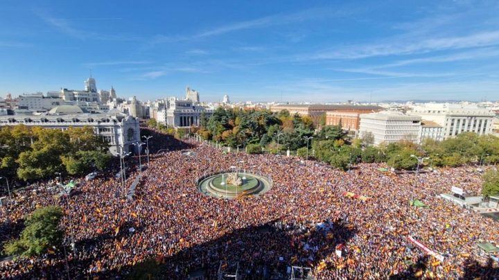 Cientos de miles de personas abarrotan Cibeles y sus alrededores para protestar contra la amnistía del PSOE
