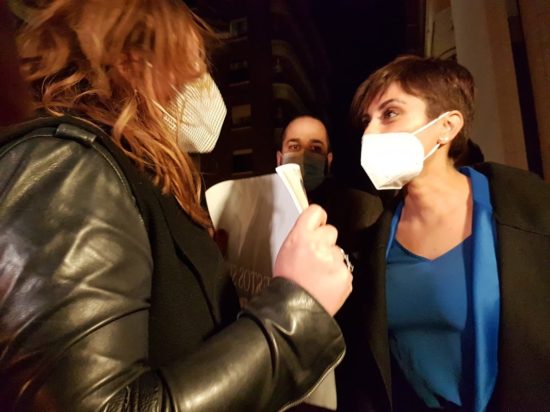 Abucheos y gritos de los transportistas a la portavoz del Gobierno de Sánchez, Isabel Rodríguez : 