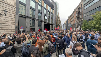 Los acampados de Sol trasladan su protesta al Congreso: ¿Dónde está el Gobierno progresista?