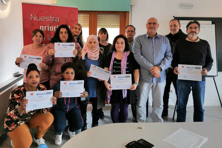 Entrega de diplomas a cargo del concejal de Europa, Juan Pablo Román, responsable del área de Empleo en el Ayuntamiento. Fotografía: Ayuntamiento de Azuqueca
