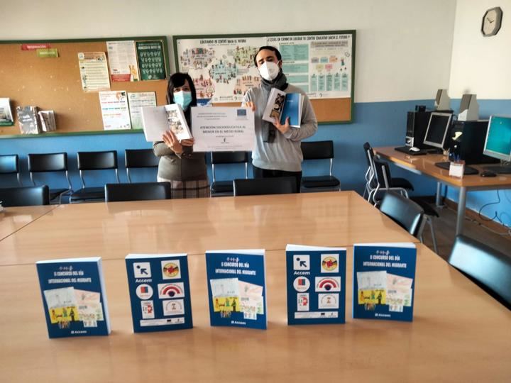 ACCEM entrega a los colegios de Sigüenza un libro elaborado por sus escolares con celebraciones de fin de año en todo el mundo