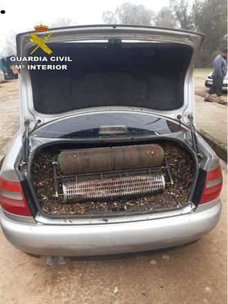 La Guardia Civil sorprende infraganti a 11 personas hurtando aceituna en una conocida almazara de La Pueblanueva