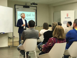 Primera de las charlas formativas organizadas por los comerciantes de Azuqueca (ACEPA)