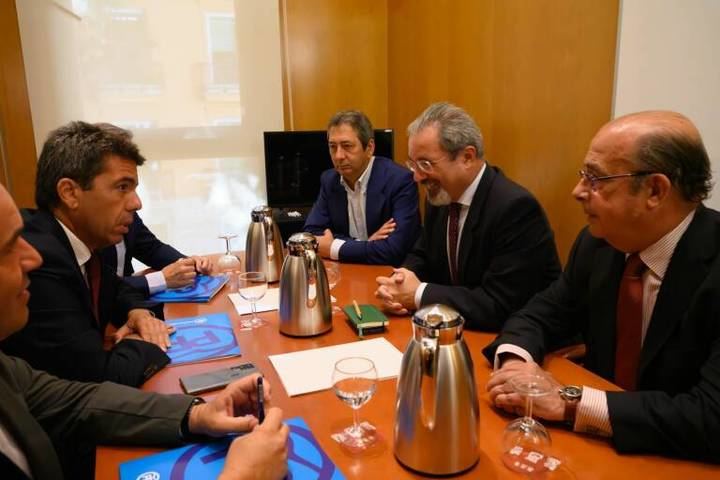 Menos impuestos y libre elección de colegio: éstos son los 80 puntos acordados por PP y Vox en Valencia