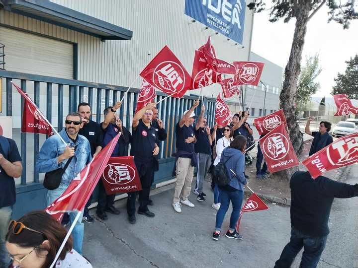 Seguimiento masivo en el primer día de huelga en la empresa de ingeniería documental ADEA de Azuqueca de Henares 