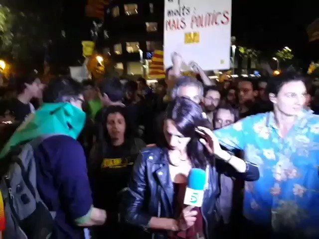 VERGONZOSO : Agreden a una reportera de Telecinco durante la manifestación del 1 O en Barcelona