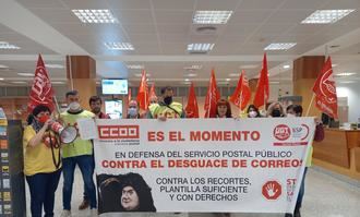 Delegados y delegadas de CCOO y UGT se encierran en la Jefatura Provincial de CORREOS de Albacete bajo el lema &#8220;SALVEMOS CORREOS&#8221; 