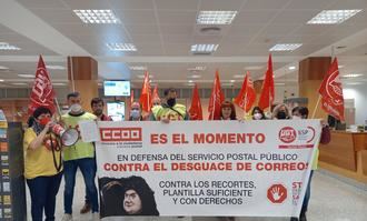 Delegados y delegadas de CCOO y UGT se encierran en la Jefatura Provincial de CORREOS de Albacete bajo el lema SALVEMOS CORREOS