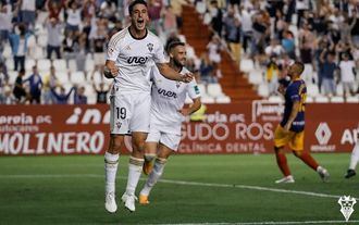 El Alba disfruta mientras hace disfrutar, gran triunfo en casa con tres grandes goleadores